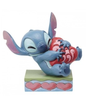 Figura enesco disney stitch abrazando un corazón