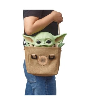 Peluche electronico con bandolera mattel star wars the mandalorian the child baby yoda 28 cm