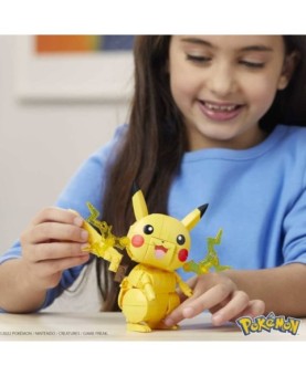 Figura mattel mega construx construye y muestra pikachu